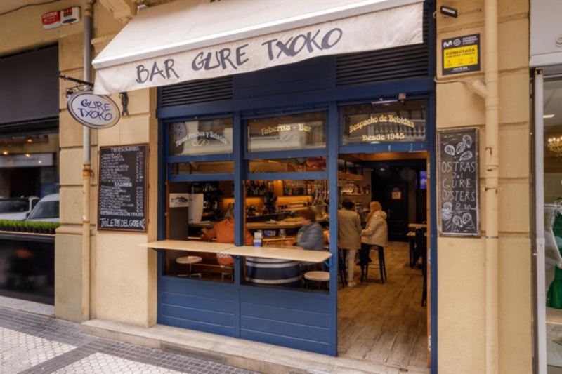 Bar Gure Txokoren fatxada urdina Usandizaga kalean